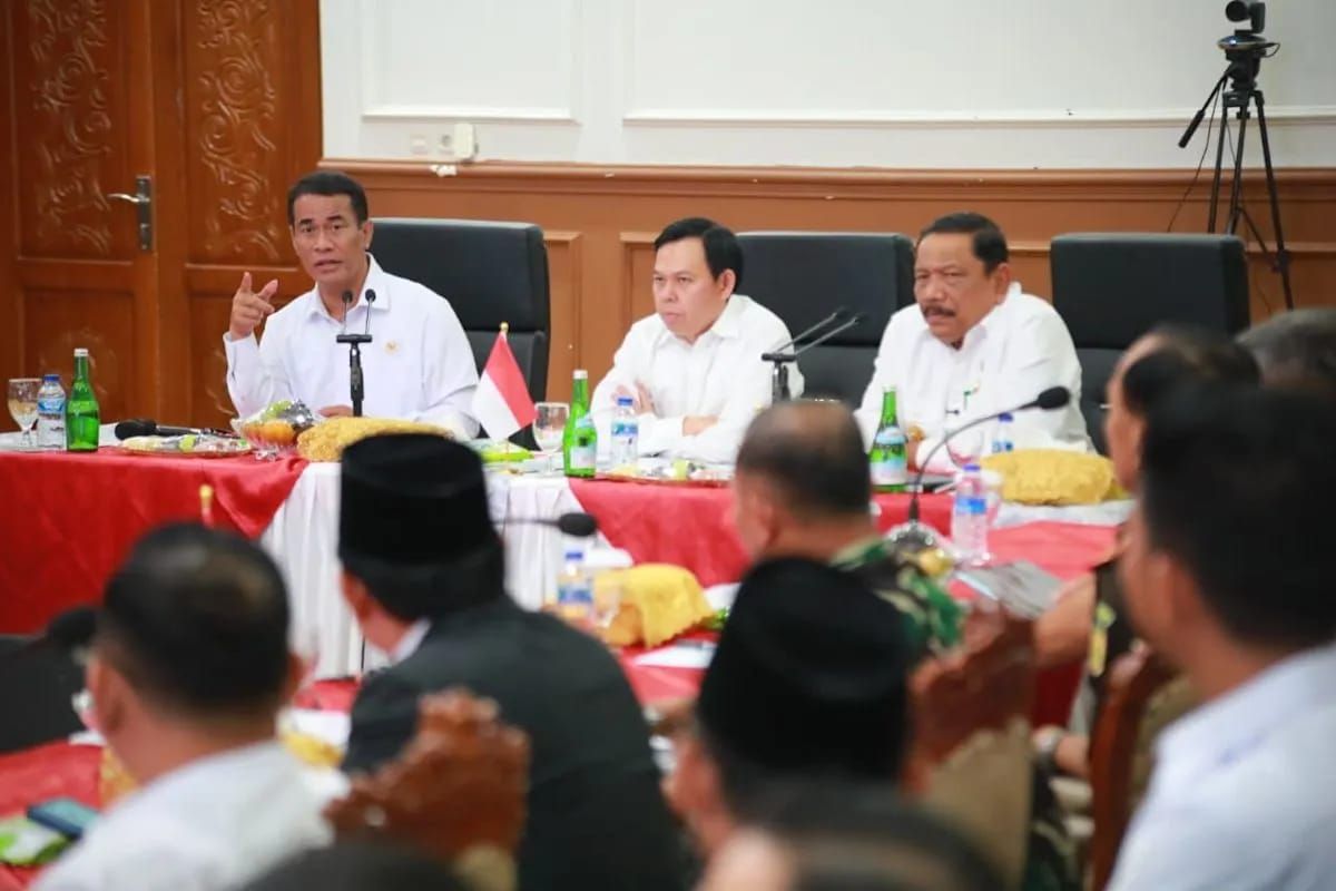 Ketua Dewan Perwakilan Daerah (DPD) RI Sultan Bachtiar Najamudin (tengah), Menteri Pertanian Andi Amran Sulaiman (kiri). ANTARA/HO-Humas Kementan <b>(Antara)</b>