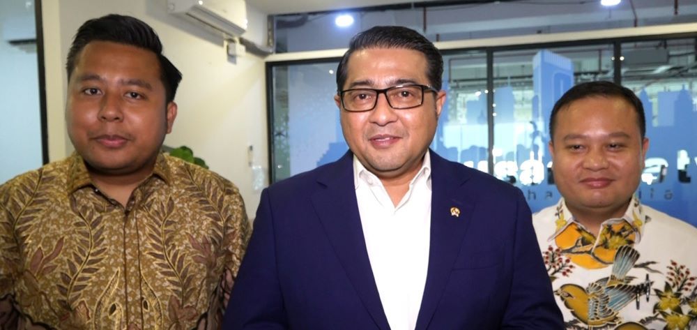 Menkraf Teuku Riefky Harsya bersama Direktur Nusantara TV, Dimpos Tampubolon (kanan) dan Tommy William Tampubolon