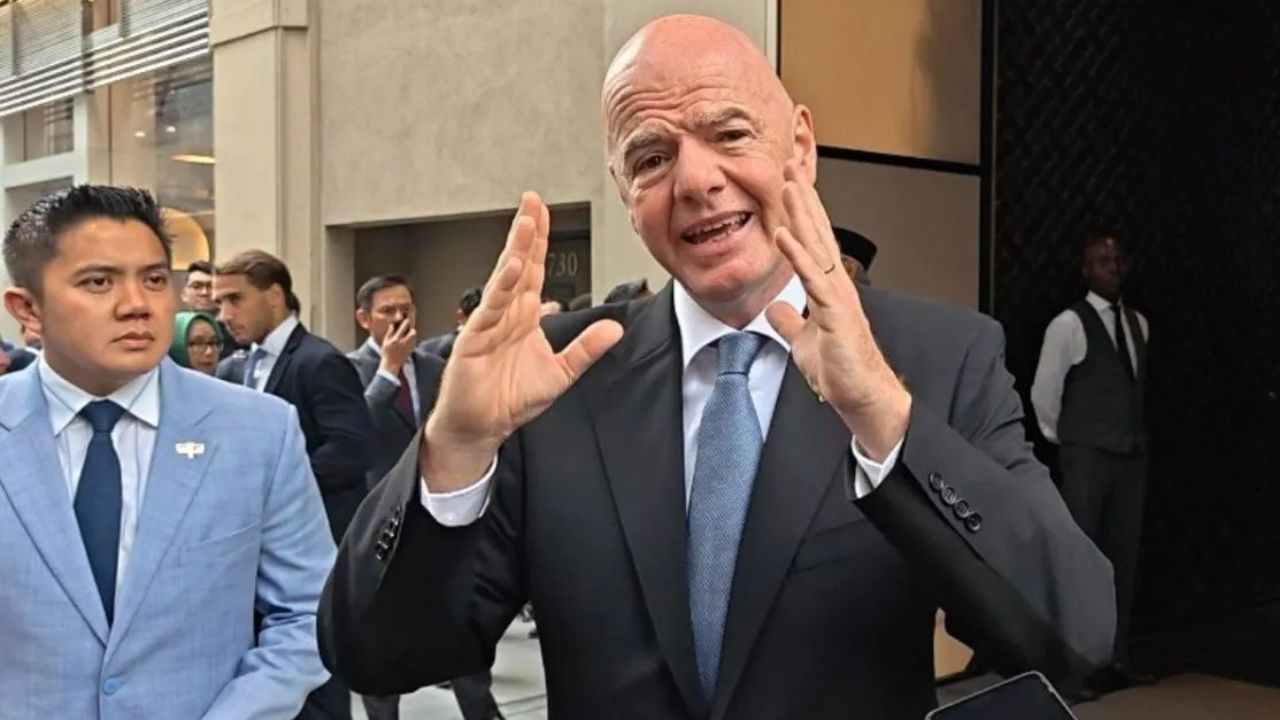 Presiden Federasi Sepak Bola Internasional (FIFA) Gianni Infantino saat menyampaikan keterangan seusai menemui Presiden Prabowo Subianto di New York, Amerika Serikat, Rabu (24/9/2025). <b>(ANTARA)</b>