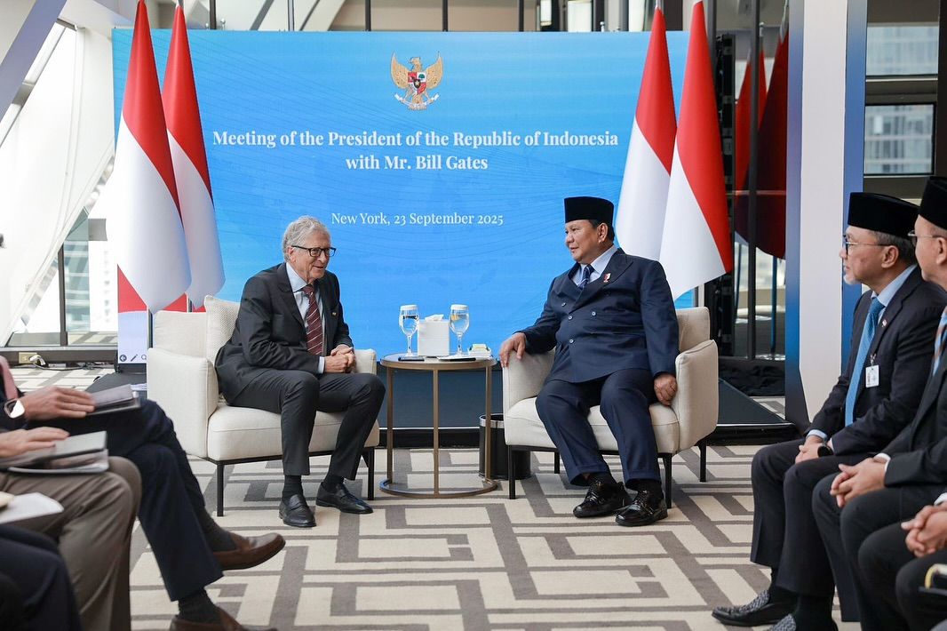 CEO Danantara Rosan Roeslani mendampingi Presiden Prabowo Subianto dalam pertemuan denganpendiri Gates Foundation, Bill Gates.
