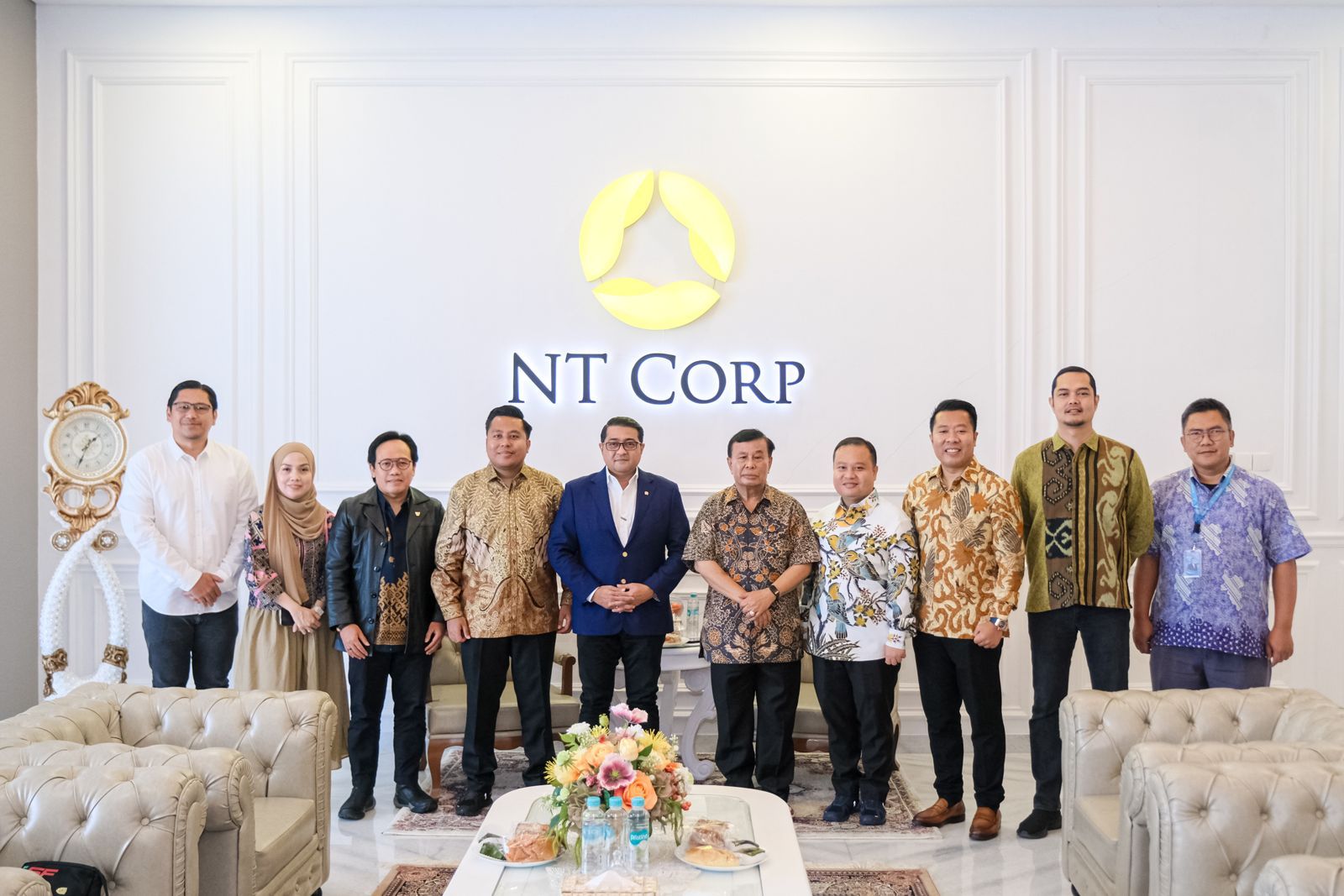 Menteri Ekonomi Kreatif (Ekraf) Teuku Riefky Harsya melakukan kunjungan ke kantor Nusantara TV di NT Tower, Jakarta, Kamis, 25 September 2025. <b>(Kemenekraf)</b>
