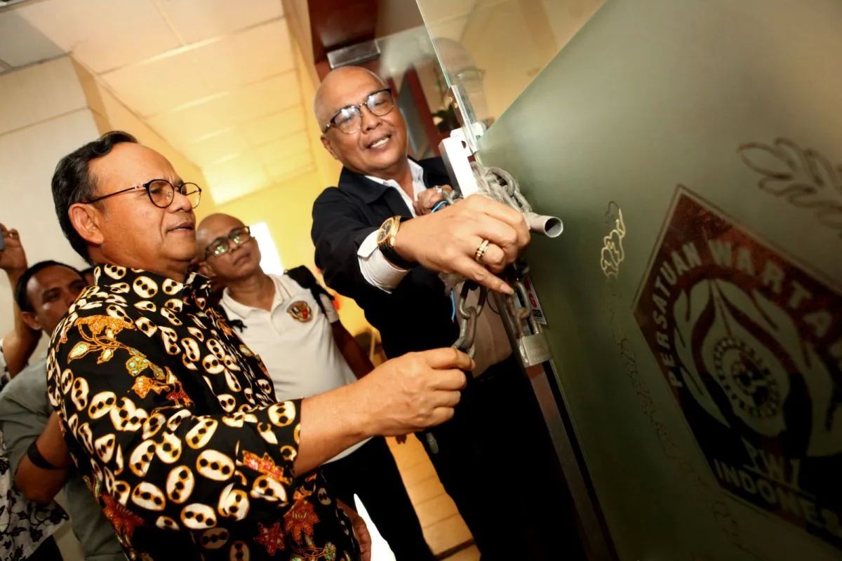 Ketua Umum Persatuan Wartawan Indonesia (PWI) Pusat Akhmad Munir (kanan) dengan Ketua Dewan Pers Komaruddin Hidayat membuka kembali lantai 4 Gedung Dewan Pers, Jalan Kebon Sirih, Jakarta, Kamis, 25 September 2025. <b>(ANTARA)</b>