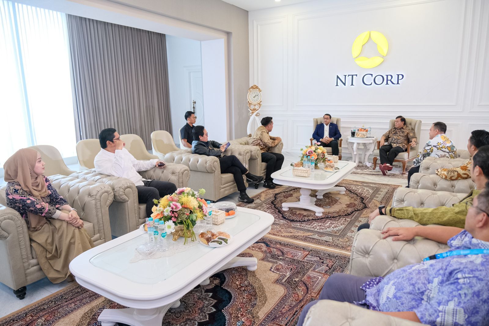 Menteri Ekonomi Kreatif (Ekraf) Teuku Riefky Harsya melakukan kunjungan ke kantor Nusantara TV di NT Tower, Jakarta, Kamis, 25 September 2025. <b>(Kemenekraf)</b>