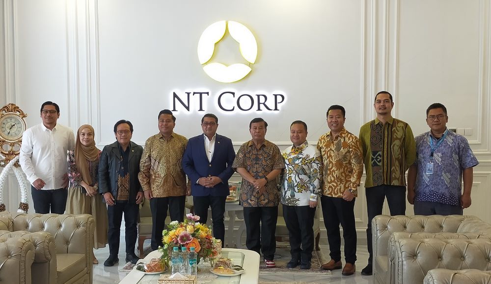 Presiden Komisaris NT Corp Nurdin Tampubolon didampingi para Direksi berfoto bersama dengan Menkraf Teuku Riefky Harsya saat mengunjungi Nusantara TV