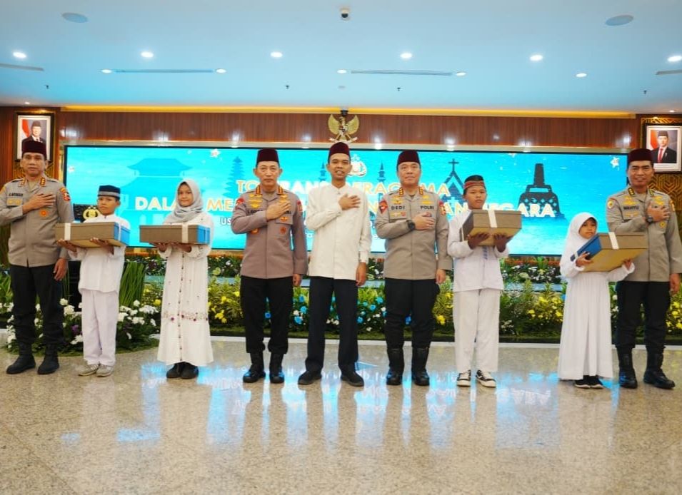 UAS mendatangi Mabes Polri. 
