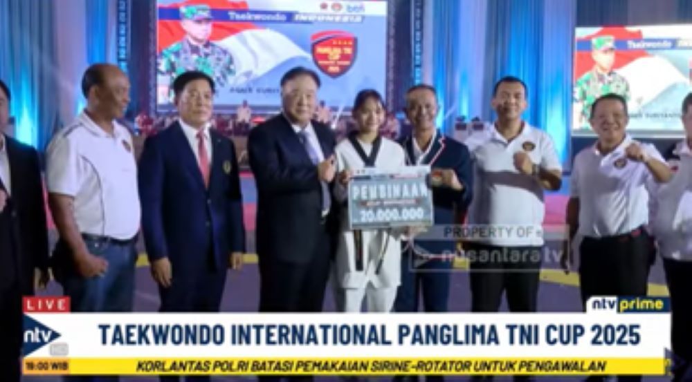 Ketua Umum Pengurus Besar Taekwondo Indonesia (PBTI) Letjen TNI Richard Tampubolon berfoto bersama dengan salah satu pemenang Taekwondo International Championship Panglima TNI Cup 2025 