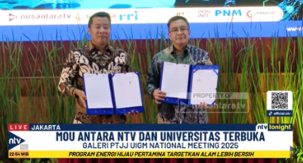  Direktur Utama PT Nusantara Media Mandiri (Nusantara TV), Randy Monthonaro Tampubolon (kiri) melakukan penandatanganan nota kesepahaman (MoU) dengan Universitas Terbuka yang diwakili Plt Wakil Rektor Universitas Terbuka Bidang Riset Inovasi Kerjasama dan Bisnis, Prof. Rahmat Budiman, S.S., M. Hum., Ph.D.
