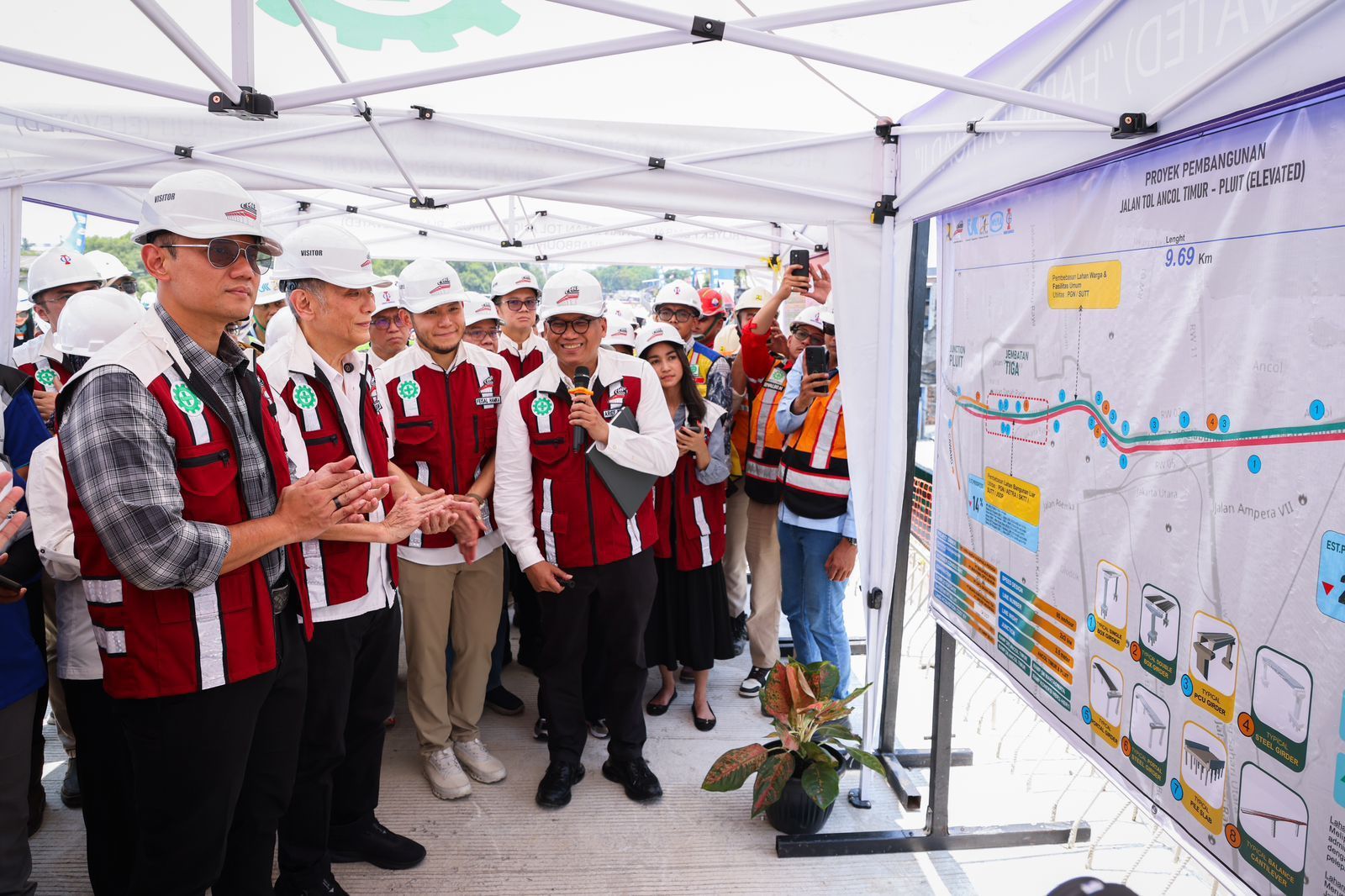 AHY Tinjau Proyek Jalan Tol Harbour Road II <b>(KemenkoInfra/ NTVNews.id)</b>