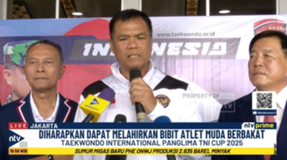 Wakil Panglima TNI Jenderal TNI Tandyo Budi Revita didampingi Ketua Umum Pengurus Besar Taekwondo Indonesia (PBTI) Letjen TNI Richard Tampubolon dan Presiden Asian Taekwondo Union (ATU) Kim Sang-jin