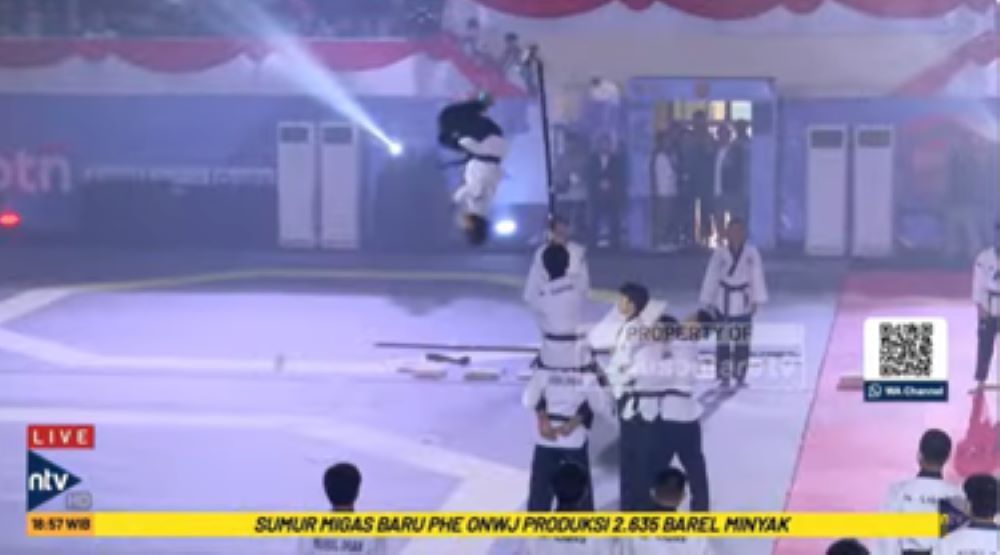 Para peserta melakukan demonstrasi teknik dan jurus taekwondo saat pembukaan Taekwondo International Championship Panglima TNI Cup 2025