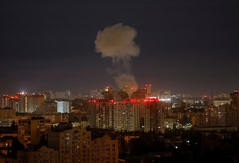 Asap mengepul di kota setelah serangan pesawat tak berawak dan rudal Rusia, di tengah serangan Rusia terhadap Ukraina, di Kyiv, Ukraina 28 September 2025. <b>(Reuters)</b>