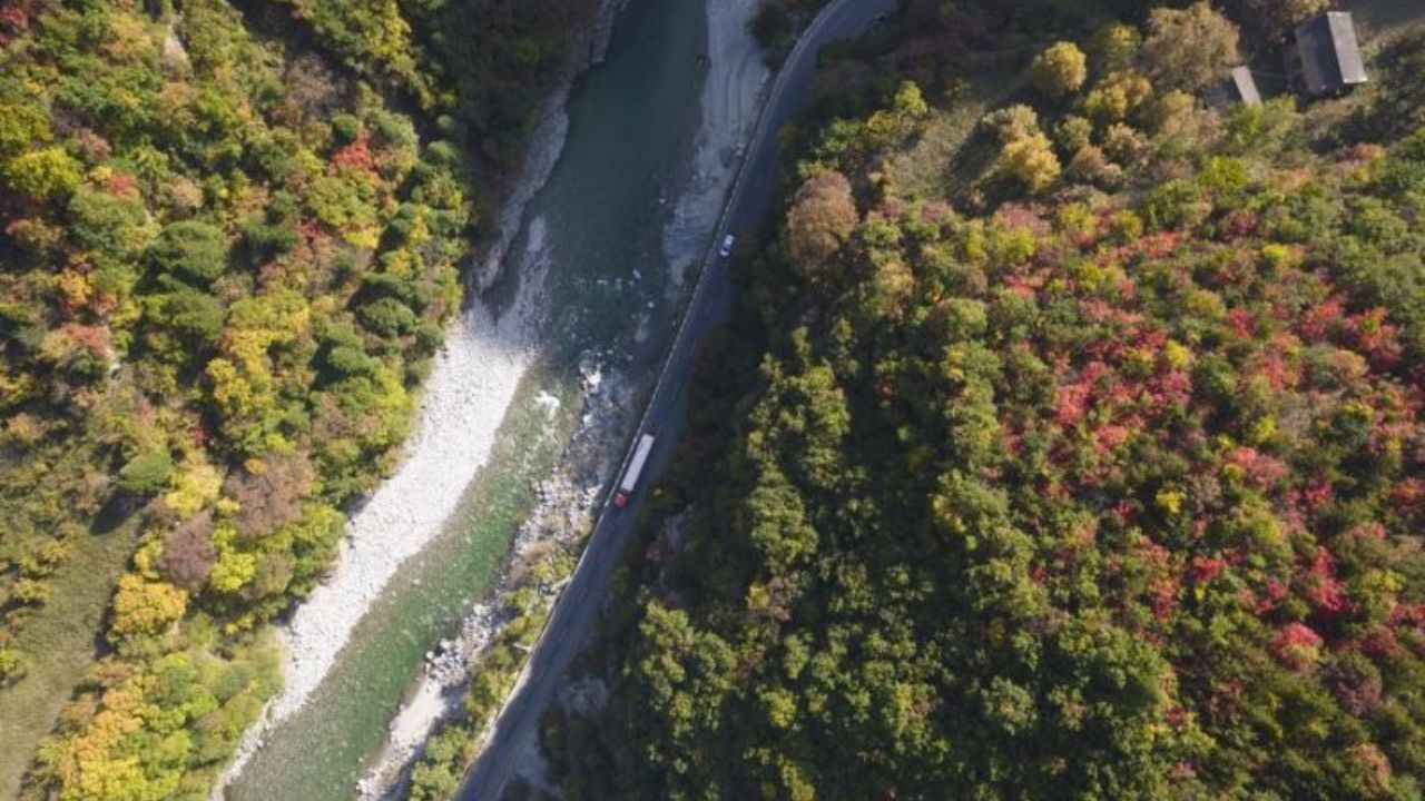 Foto udara yang diambil pada 18 Oktober 2022 ini menunjukkan pemandangan musim gugur Pegunungan Qinling di Kabupaten Zhouzhi, Provinsi Shaanxi, China barat laut. <b>(ANTARA)</b>