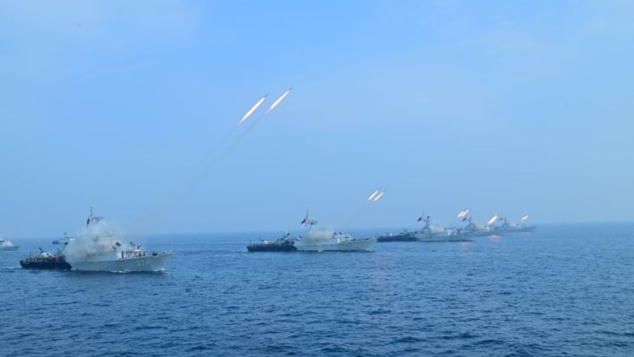 Barisan KRI menembakan rudal dalam gladi sailling pass di Teluk Jakarta, Sabtu (27/9/2025) <b>(ANTARA)</b>