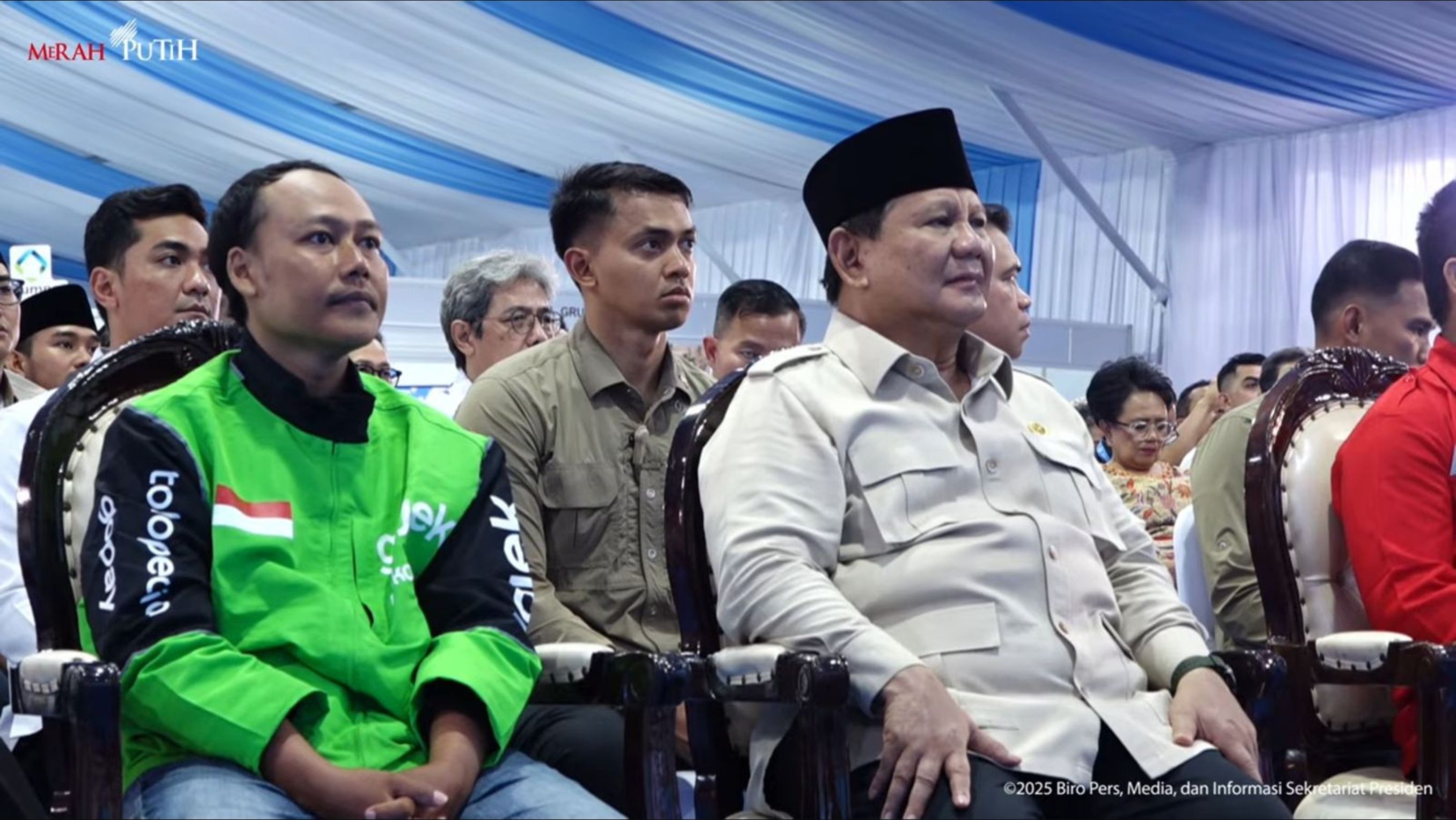 Driver Ojol Duduk di Samping Prabowo <b>(YouTube Istana)</b>