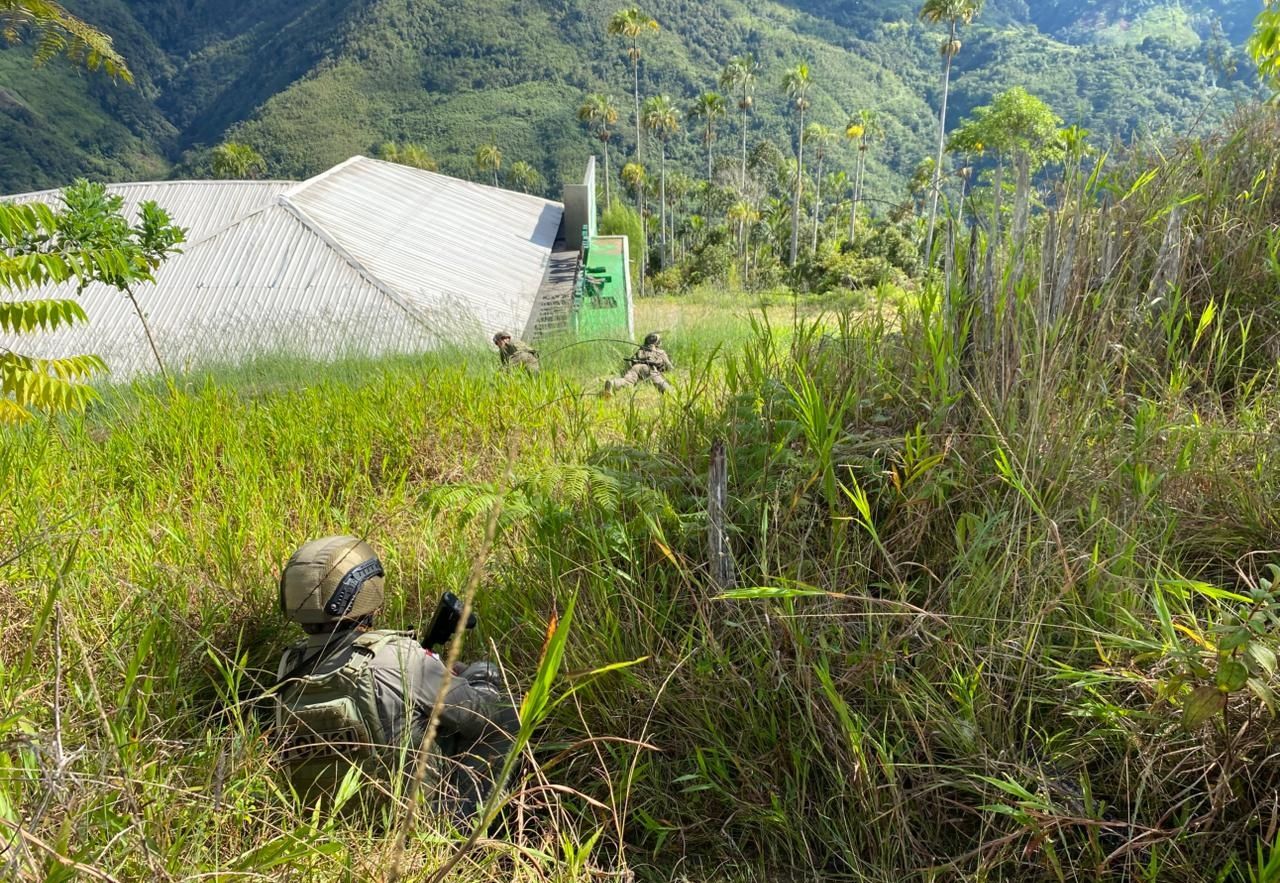 Pasukan Satgas Operasi Damai Cartenz saat bertempur melawan KKB yang membakar puskesmas. 