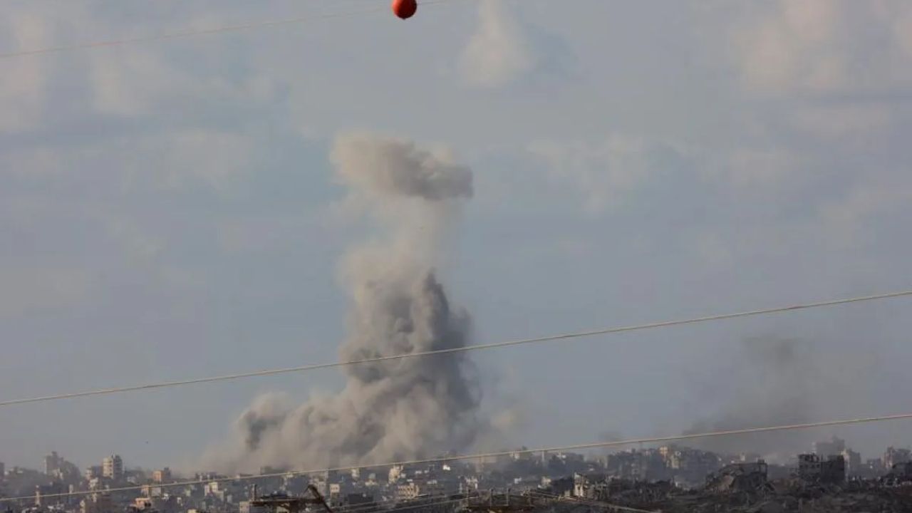 Asap mengepul dari bangunan-bangunan yang rusak di Kota Gaza, terlihat dari perbatasan selatan Israel pada 25 September 2025.  <b>(ANTARA)</b>