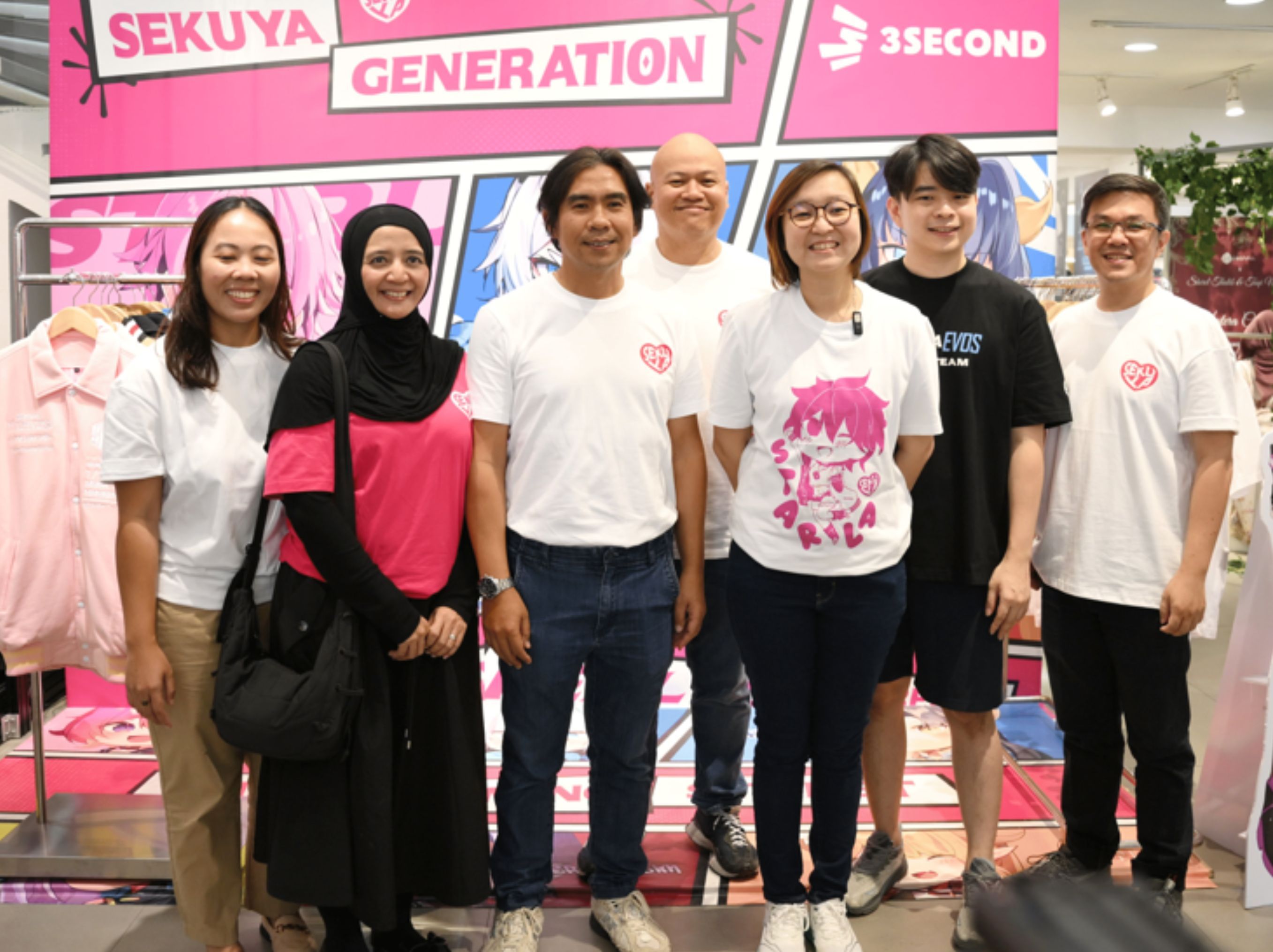 Kerja sama ini menampilkan fashion secara berbeda dan menjadikan pakaian sebagai kanvas dan cara untuk menceritakan kisah. Hal ini juga menggabungkan semua karya kreatif Sekuya yang telah dilakukan sebelumnya bersama berbagai mitra di industri gaming seperti W3GG, Evos Esports, Gamecomm, dan Unipin Indonesia, mengubah karakter dan kisah kolaboratif mereka menjadi sesuatu yang dapat dikenakan. Acara peluncuran ini menjadi momen penting bagi kedua merek untuk menjangkau generasi muda yang tumbuh besar dengan budaya pop Asia dan juga gaming. Bandung sendiri dikenal sebagai barometer tren fashion dan pusat kreativitas bagi pemuda Indonesia.   <b>(dok)</b>
