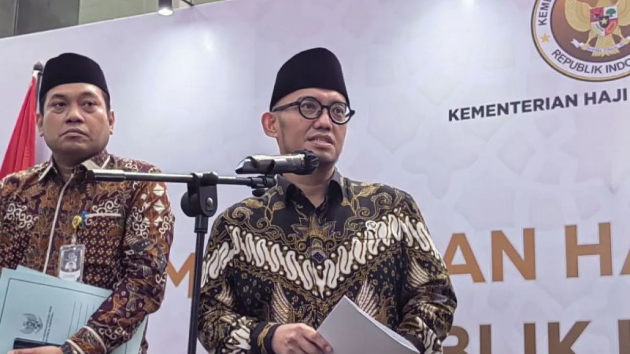 Wakil Menteri Haji dan Umrah Dahnil Anzar Simanjuntak saat konferensi pers di Kantor Kementerian Haji dan Umrah, Jakarta, Selasa (30/9/2025) <b>(ANTARA)</b>