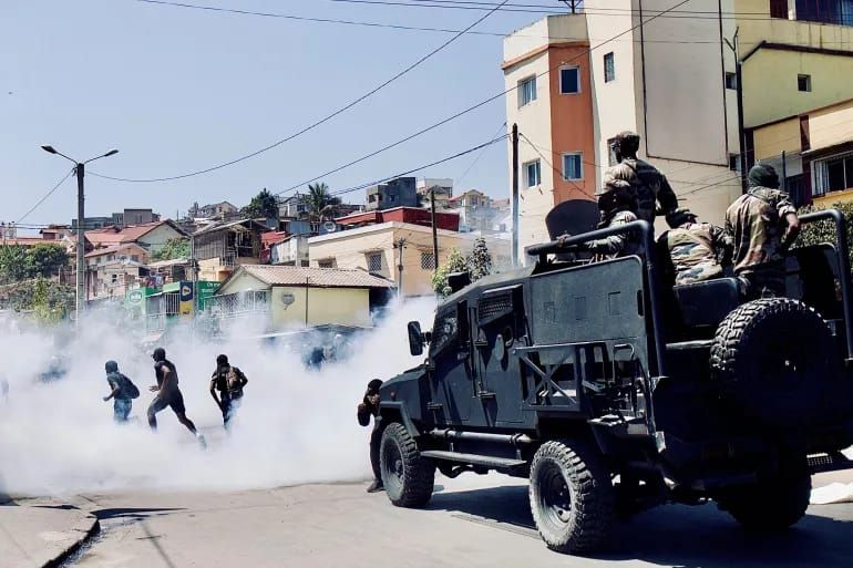 Polisi anti huru-hara menggunakan gas air mata untuk membubarkan pengunjuk rasa dalam demonstrasi menentang pemadaman listrik yang sering terjadi dan kelangkaan air, dekat Universitas Antananarivo, Madagaskar, 29 September 2025 <b>(Aljazeera)</b>