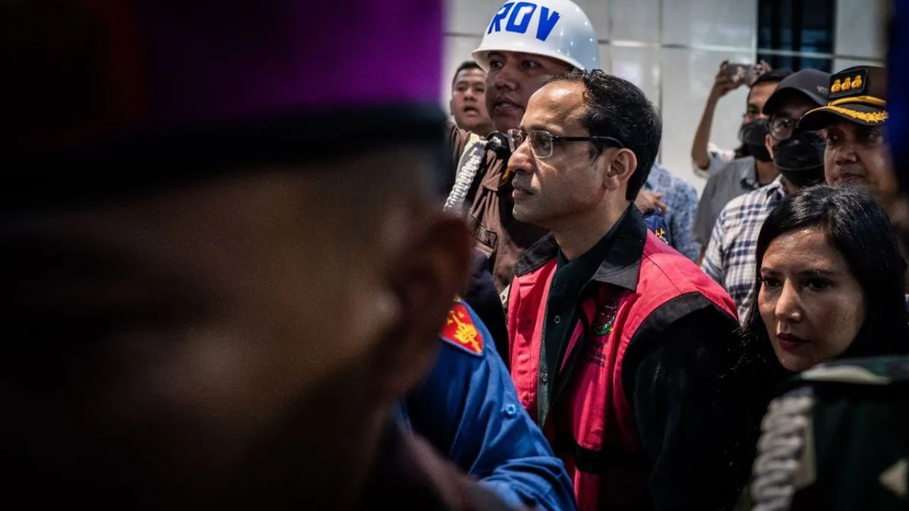 Mantan Menteri Pendidikan, Kebudayaan, Riset dan Teknologi (Mendikbudristek) 2019-2024 Nadiem Makarim (tengah) menggunakan rompi tahanan berjalan keluar usai pemeriksaan di Jampidsus, Kejaksaan Agung, Jakarta, Kamis (4/9/2025). Kejaksaan Agung meneta <b>(ANTARA)</b>