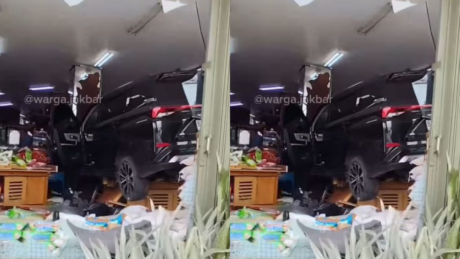 Mobil Hantam Sebuah Toko di Kalideres Jakbar <b>(Instagram @warga.jakbar)</b>