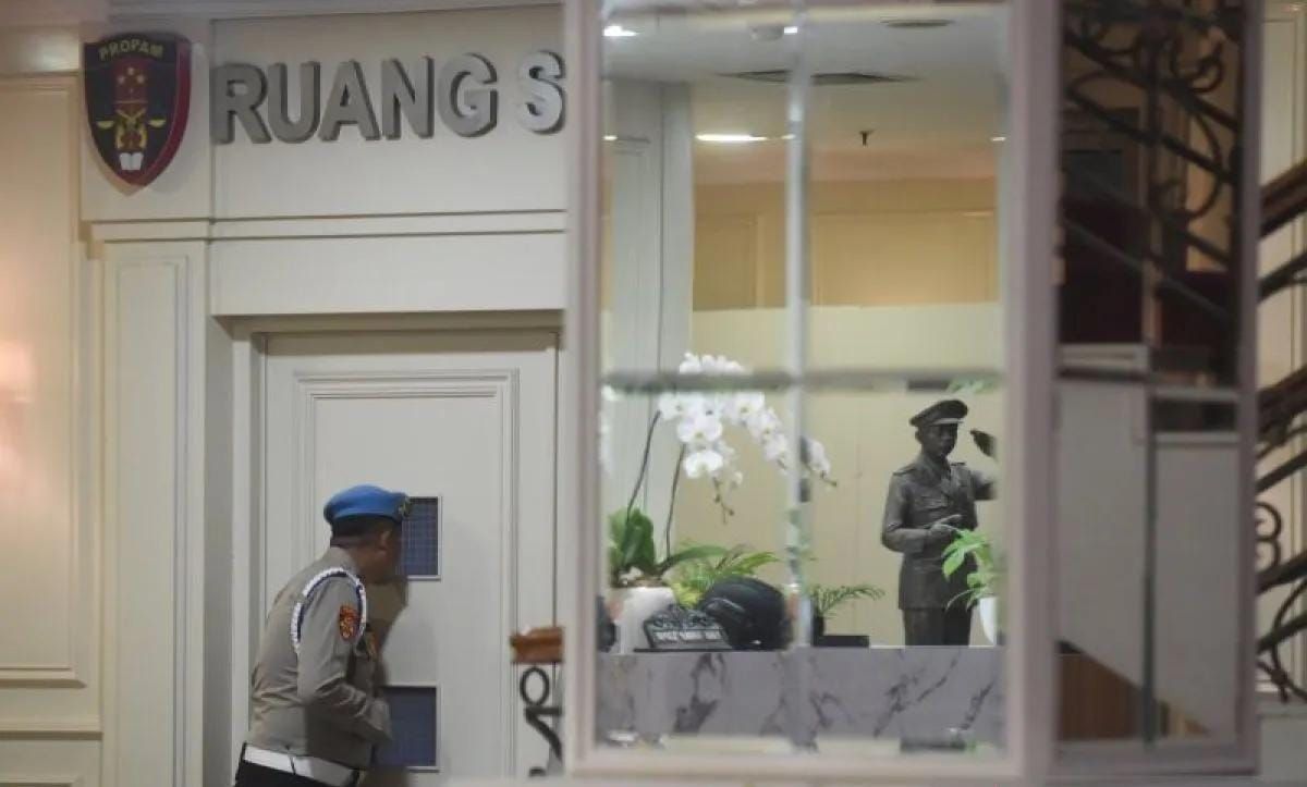 Personel Divpropam Polri mengintip dari jendela pintu saat berlangsungnya sidang putusan etik Komandan Batalyon Resimen IV Korps Brimob Polri Kompol Cosmas Kaju Gae di Gedung TNCC Mabes Polri, Jakarta, Rabu 3 September 2025. ANTARA FOTO/Indrianto Eko <b>(Antara)</b>