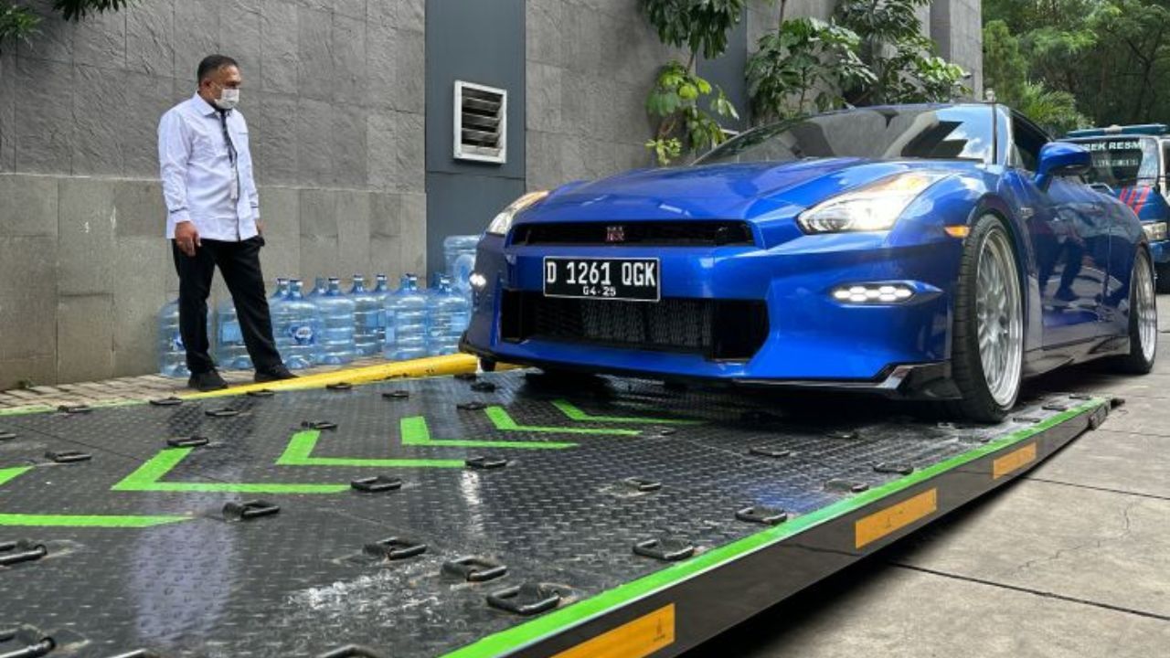 Salah satu mobil terkait kasus yang melibatkan mantan Wakil Menteri Ketenagakerjaan Immanuel Ebenezer Gerungan,  yakni milik tersangka Irvian Bobby Mahendro, sebelum dipindahkan ke rumah penyimpanan benda sitaan negara (Rupbasan)  Komisi Pemberantasan korupsi dari Gedung Merah Putih KPK, Jakarta, Rabu (1/10/2025). <b>(ANTARA)</b>
