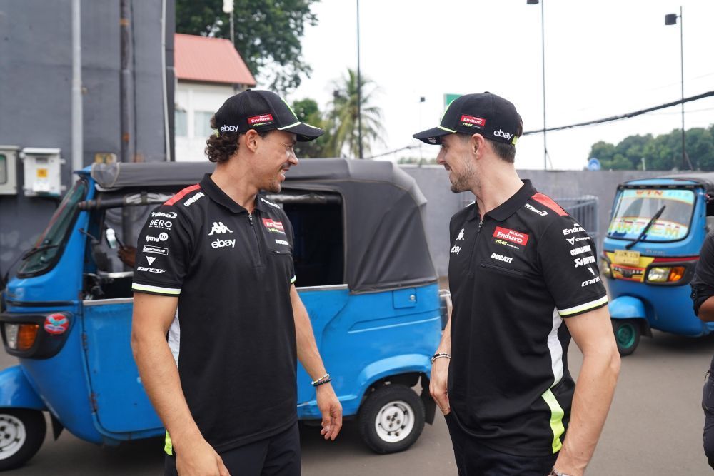 Dua pembalap utama Pertamina Enduro VR46 Racing Team Franco Morbidelli dan Fabio Di Giannantonio saat bersiap menaiki bajaj. (Foto: Istimewa/Pertamina Lubricants)
