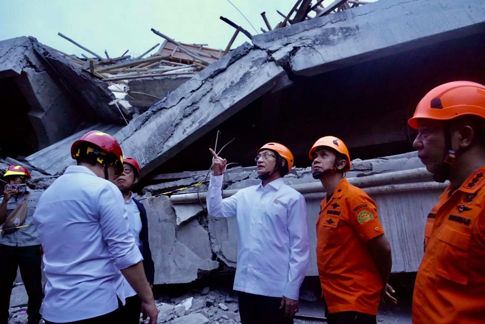 Menag Nasaruddin tinjau bangunan ambruk di Pesantren Al Khoziny Sidoarjo <b>(kemenag)</b>