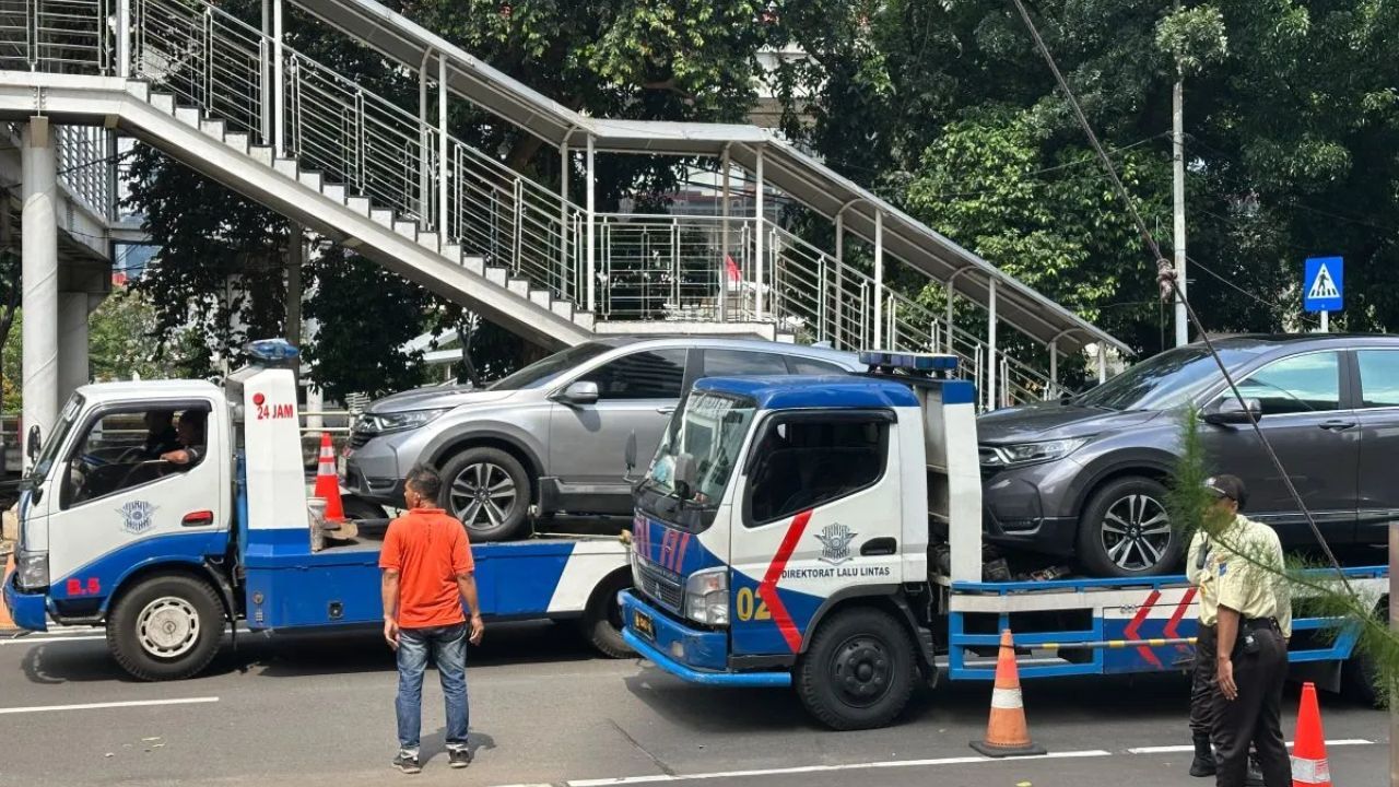 Dua kendaraan mengangkut kendaraan terkait kasus yang melibatkan mantan Wakil Menteri Ketenagakerjaan Immanuel Ebenezer Gerungan ke rumah penyimpanan benda sitaan negara (Rupbasan) Komisi Pemberantasan korupsi dari Gedung Merah Putih KPK, Jakarta, Ra <b>(ANTARA)</b>