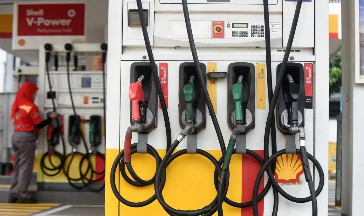 Arsip foto - Petugas SPBU membersihkan mesin pengisian BBM sembari menunggu datangnya pasokan BBM di SPBU Shell, Jalan Margonda Raya, Depok, Jawa Barat, Kamis 18 September 2025. ANTARA FOTO/Indrianto Eko Suwarso/sgd <b>(Antara)</b>