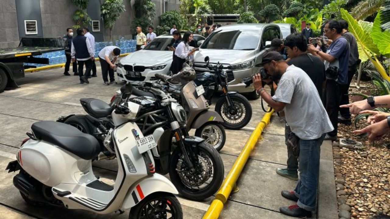 Sejumlah jurnalis foto memotret motor terkait kasus yang melibatkan mantan Wakil Menteri Ketenagakerjaan Immanuel Ebenezer Gerungan  sebelum dipindahkan ke rumah penyimpanan benda sitaan negara (Rupbasan) Komisi Pemberantasan korupsi  dari Gedung Merah Putih KPK, Jakarta, Rabu (1/10/2025).  <b>(ANTARA)</b>