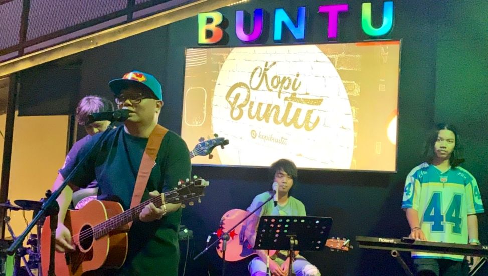 Badai Eks Kerispatih live music di Buntu Coffe, Tebet, Jakarta Selatan  <b>(NTVNews)</b>