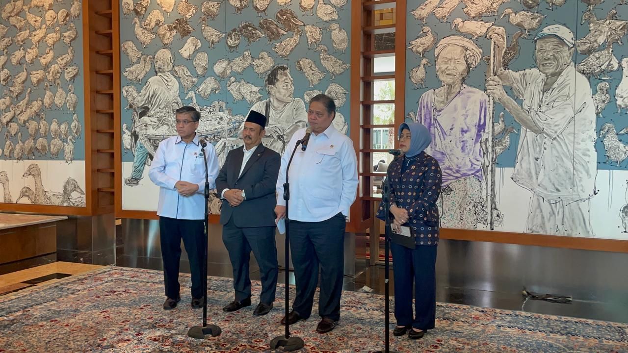 Menteri Koordinator Bidang Perekonomian Airlangga Hartarto dengan beberama Menteri Kabinet Merah Putih mendatangi kantor Danantara Indonesia, Jakarta, pada Rabu 1 Oktober 2025. <b>(Ntvnews.id-Muslimin Trisyuliono)</b>