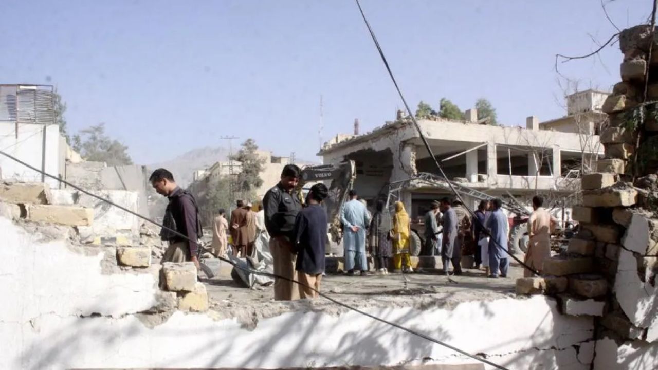 Warga berkerumun di lokasi serangan bunuh diri yang menewaskan 10 orang dan melukai 30 lainnya di Quetta, Provinsi Balochistan, Pakistan, pada 30 September 2025. <b>(ANTARA)</b>