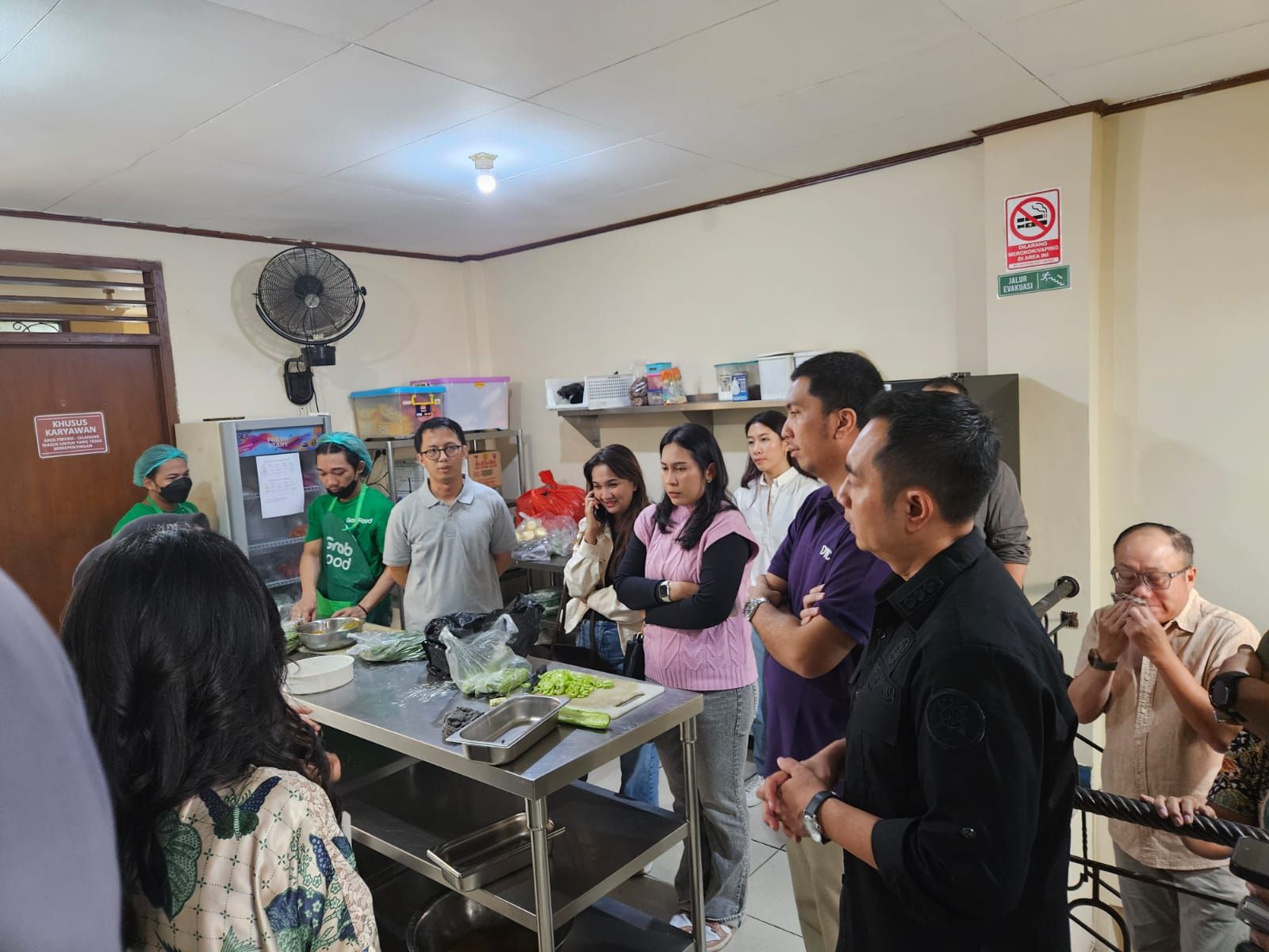 Yayasan Inklusi Pelita Bangsa (YIPB) dan Grab-OVO melakukan inspeksi berkala guna menjamin standar keamanan program Makan Bergizi Gratis (MBG) yang didanai oleh pihak swasta sebagai bentuk CSR (Corporate Social Responsibility) bagi anak-anak berkebutuhan khusus di Banten . YIPB selaku mitra pengelola program ini melakukan kunjungan ke beberapa titik, mulai dari mitra merchant UMKM Omah Kulina untuk menginspeksi kebersihan dapur dan standar operasional penyediaan makanan, lalu dilanjutkan kunjungan ke Sekolah Khusus (SKh) Assalam 01 &amp; 02 sebagai salah satu penerima manfaat, dan terakhir mengunjungi MBG Command Center di kantor GrabSupport di Jakarta Selatan. <b>(dok)</b>