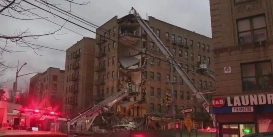gedung hunian publik setinggi 20 lantai di kawasan Bronx, New York, runtuh <b>(Zoombangla.com)</b>