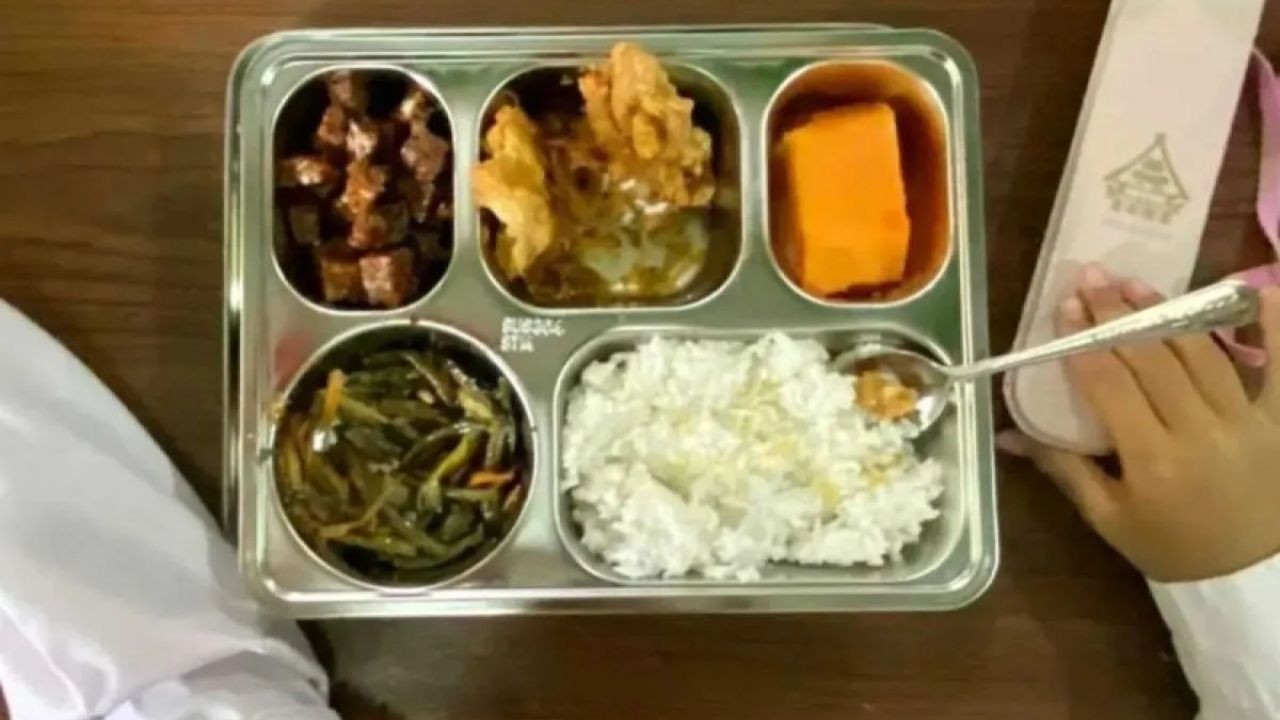 Arsip - Ilustrasi : Pemberian makan bergizi gratis (MBG) kepada siswa SDN Bangka 01 Pagi, Jakarta, Senin (13/1/2025). <b>(ANTARA)</b>