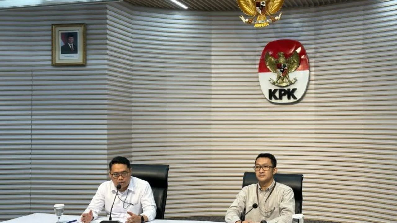 Pelaksana Tugas Deputi Penindakan dan Eksekusi Komisi Pemberantasan Korupsi Asep Guntur Rahayu (kiri) bersama Juru Bicara KPK Budi Prasetyo memberikan keterangan di Gedung Merah Putih KPK, Jakarta, Kamis (2/10/2025). <b>(ANTARA)</b>