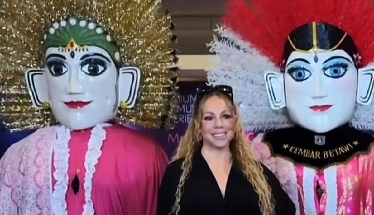 Mariah Carey disambut ondel-ondel saat tiba di Jakarta untuk menggelar konser bertajuk The Celebration of Mimi di Indonesia yang digelar pada Sabtu 4 Oktober 2025 di SICC). <b>(Antara)</b>