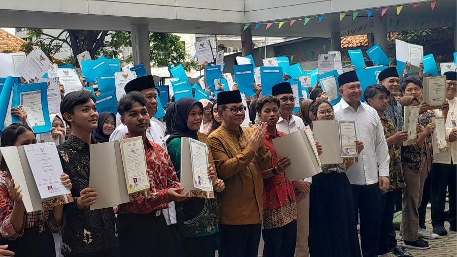 Pramono Anung serahkan pemutihan ijazah <b>(Ntvnews.id/ Adiansyah)</b>