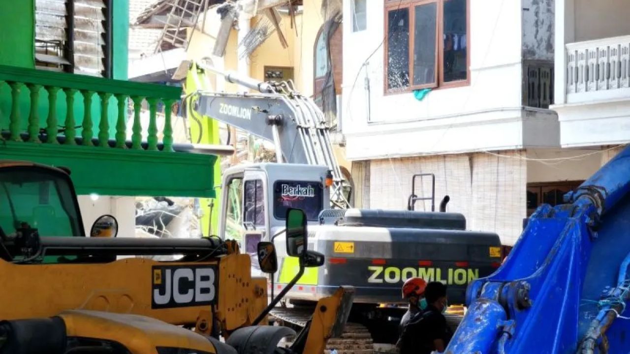 Sejumlah petugas Tim SAR gabungan berjaga di sekitar bangunan musala Ponpes Al Khoziny, Buduran, Sidoarjo, Jawa Timur, Jumat (3/10/2025).  <b>(ANTARA)</b>