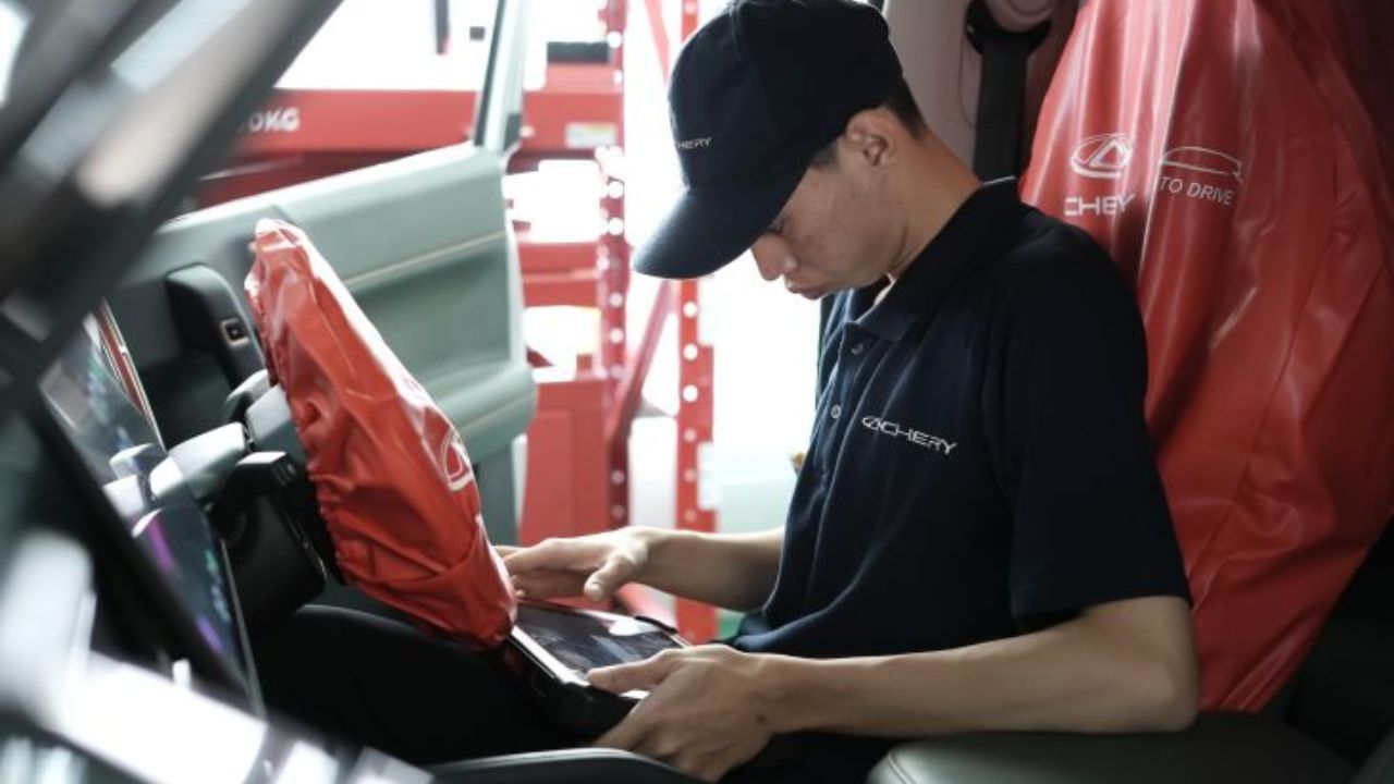 Seorang teknisi yang menjadi peserta Chery Technician Skill Contest 2025  <b>(ANTARA)</b>