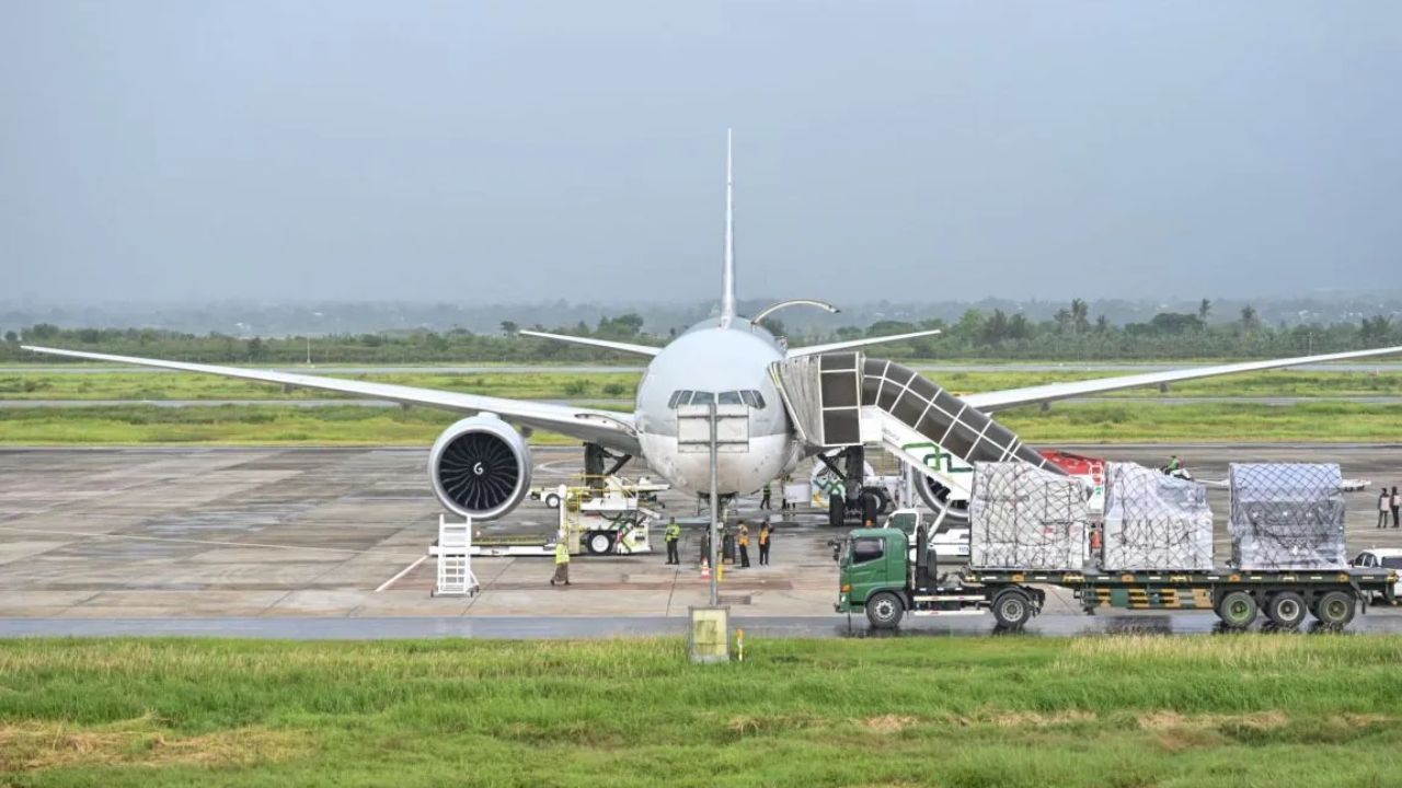 Petugas melakukan bongkar muatan logistik MotoGP dari pesawat Qatar Airways Cargo Boeing 777 di Bandara Internasional Lombok (BIL), Praya, Lombok Tengah, NTB, Selasa (30/9/2025). <b>(ANTARA)</b>
