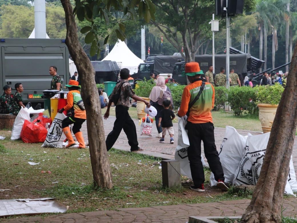 DLH DKI Jakarta Angkut 126,65 Ton Sampah Usai Perayaan HUT ke-80 TNI di Monas <b>(DLH DKI)</b>