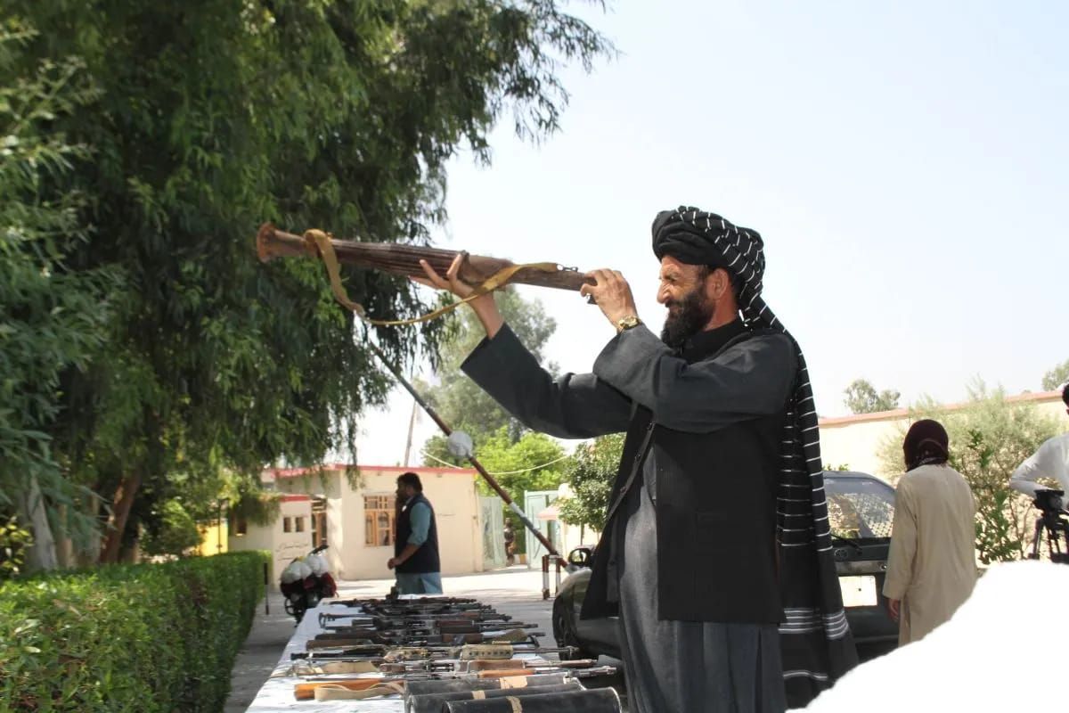Seorang pria memeriksa senjata yang disita oleh lembaga penegak hukum Afghanistan di Jalalabad, ibu kota provinsi Nangarhar, Afghanistan, 21 September 2022. ANTARA/Xinhua/Aimal Zahir <b>(Antara)</b>