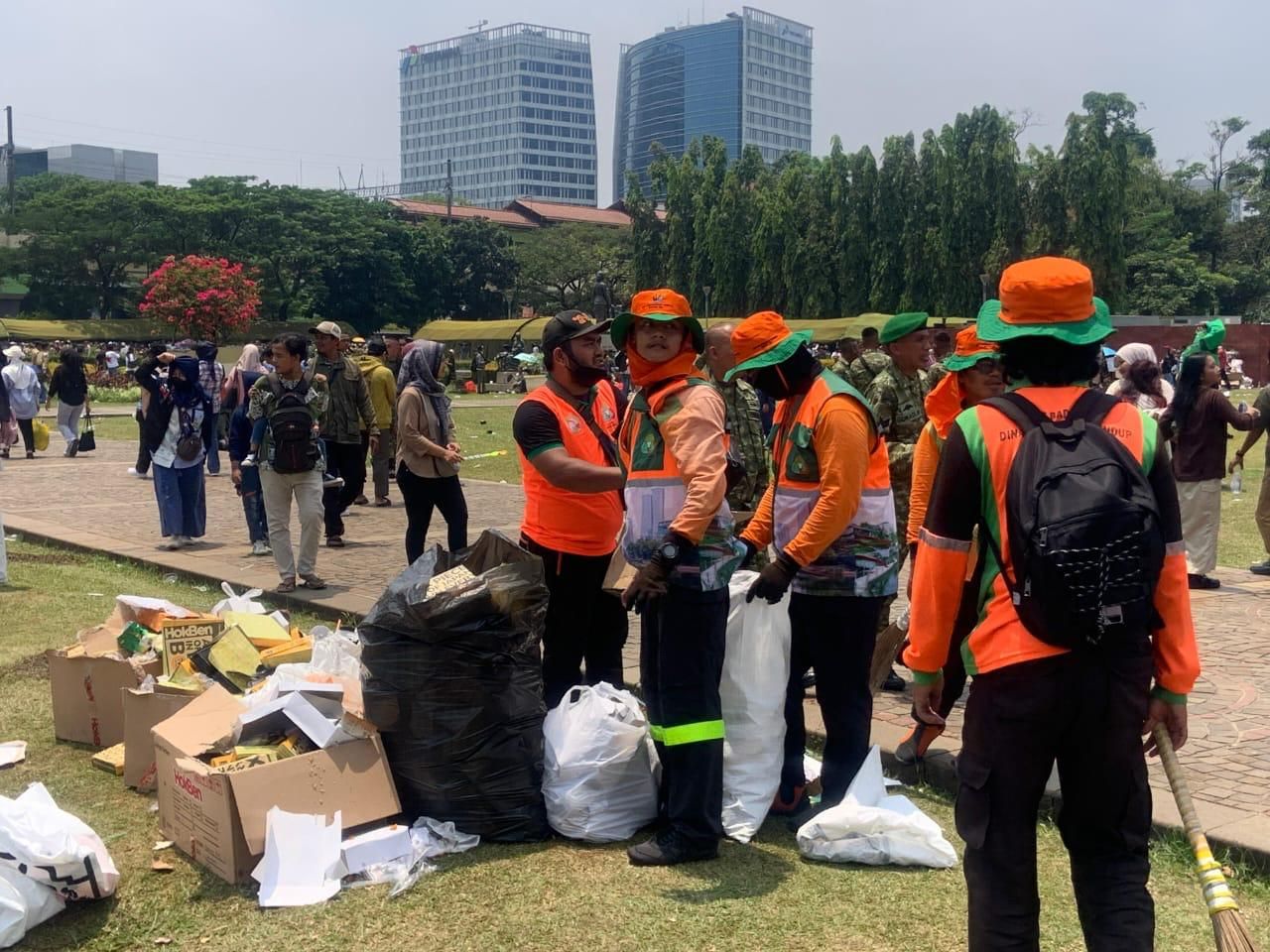DLH DKI Jakarta Angkut 126,65 Ton Sampah Usai Perayaan HUT ke-80 TNI di Monas <b>(DLH DKI)</b>