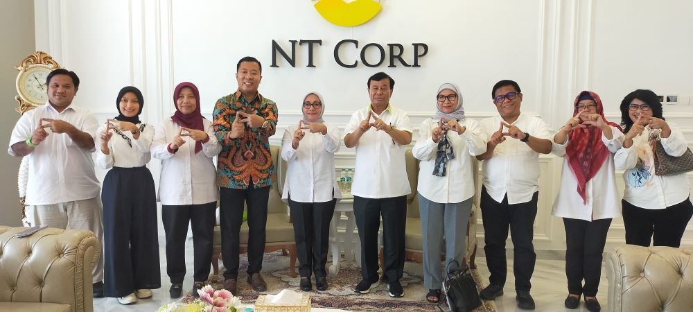 Menteri PPPA Arifah Fauzi didampingi jajaran berfoto bersama Presiden Komisaris NT Corp Nurdin Tampubolon beserta Direktur Nusantara TV Randy Monthonaro Tampubolon, Direksi dan Pimpinan Redaksi NTV News.id 