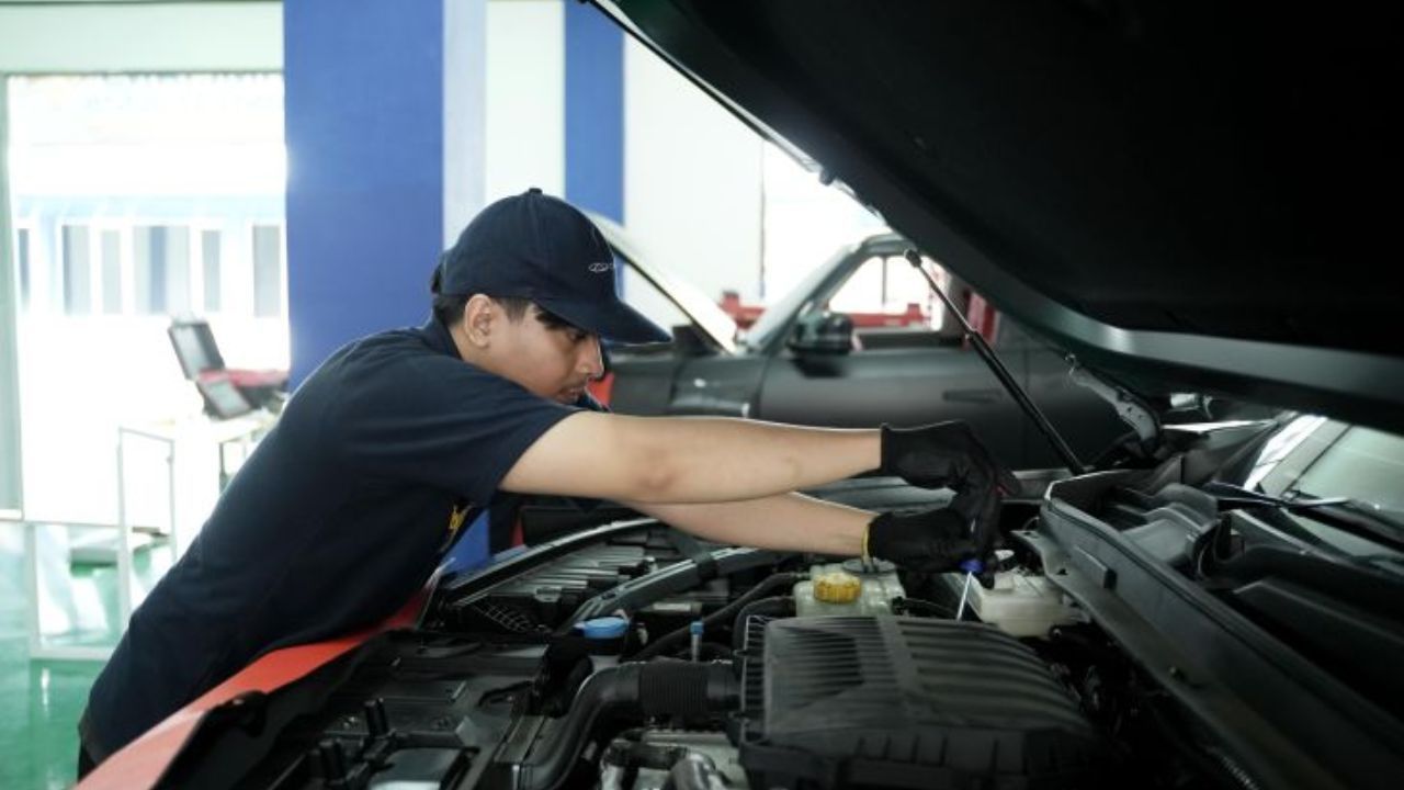 Seorang teknisi yang menjadi peserta Chery Technician Skill Contest 2025  <b>(ANTARA)</b>