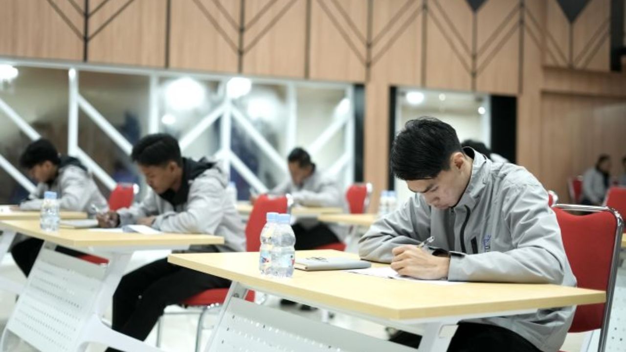 Para teknisi mengikuti serangkaian ujian sebagai peserta Chery Technician Skill Contest 2025  <b>(ANTARA)</b>